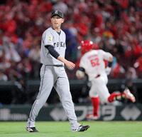 　１回、末包（奥）に先制の２点二塁打を許す戸郷