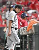 　５回、選手交代を告げてベンチに戻る阿部監督