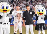 　今季初勝利を挙げガッツポーズを決める唐川（右）と好リードを見せた植田（撮影・開出牧）