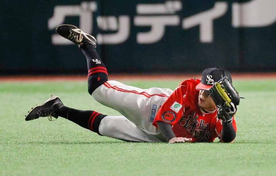 １回オリックス２死、太田の飛球を好捕するソフトバンクの中堅手牧原大＝みずほペイペイドーム