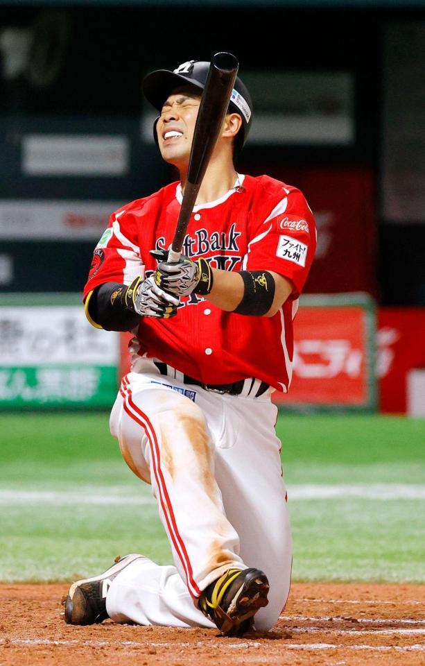 ８回ソフトバンク無死、近藤が空振り三振に倒れる＝みずほペイペイドーム