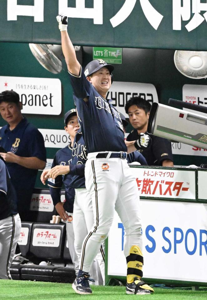 　８回、スタンドに向かってポーズを決める杉本