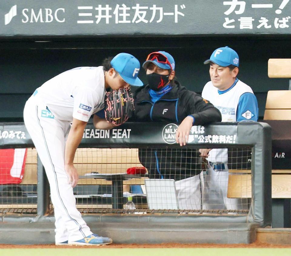 　６回を投げ終えた伊藤（左）に声を掛ける新庄監督（撮影・中島達哉）