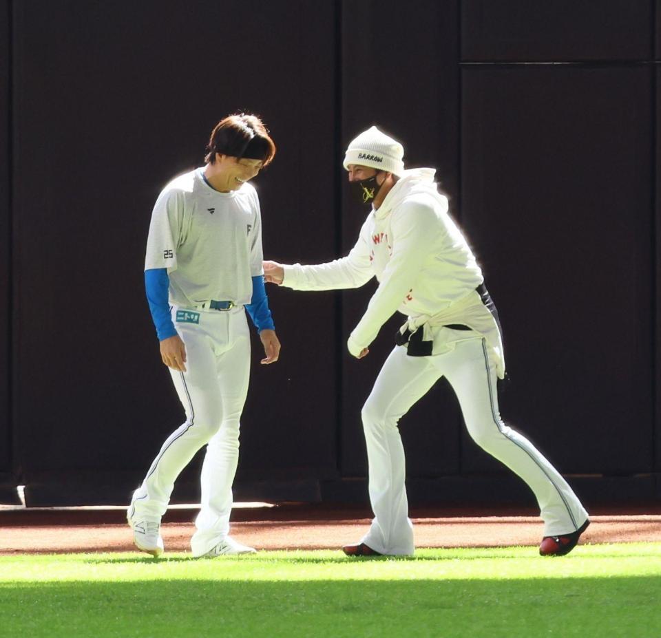 　試合前、宮西（左）と談笑する新庄監督（撮影・中島達哉）