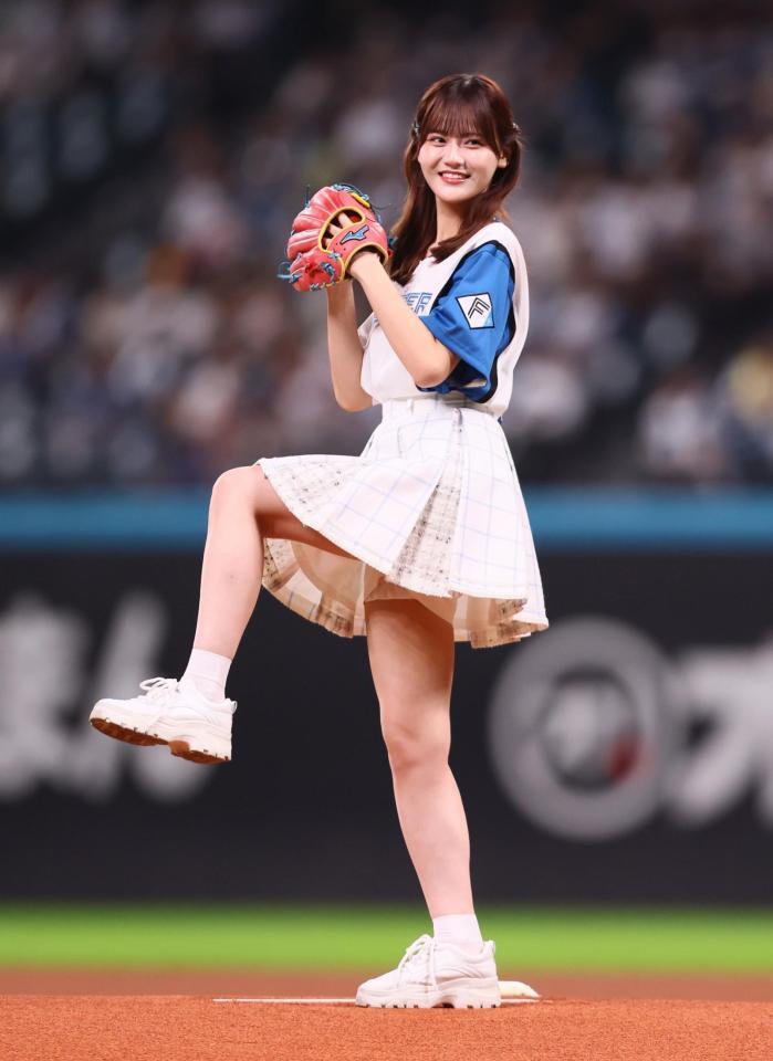 　ファーストピッチセレモニーで投球する＝ＬＯＶＥ・高松瞳（撮影・中島達哉）