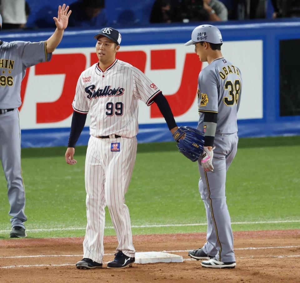 　４回、坂本を二飛にうち取った際、死球を与えた小幡に謝る青柳＝２２日