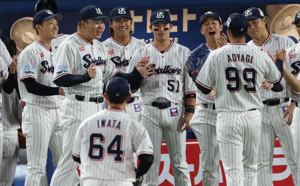 　青柳らナインを迎える村上＝２２日