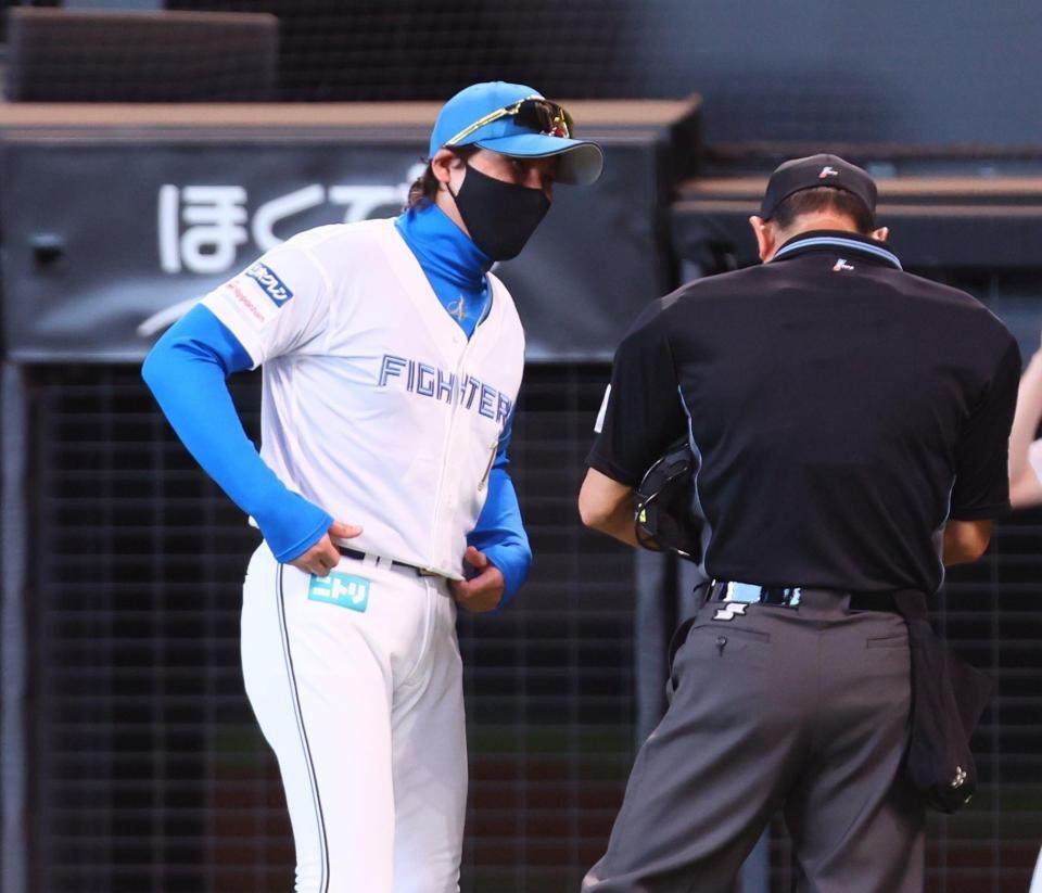 　２回、孫の交代を告げる新庄監督（左）＝撮影・中島達哉