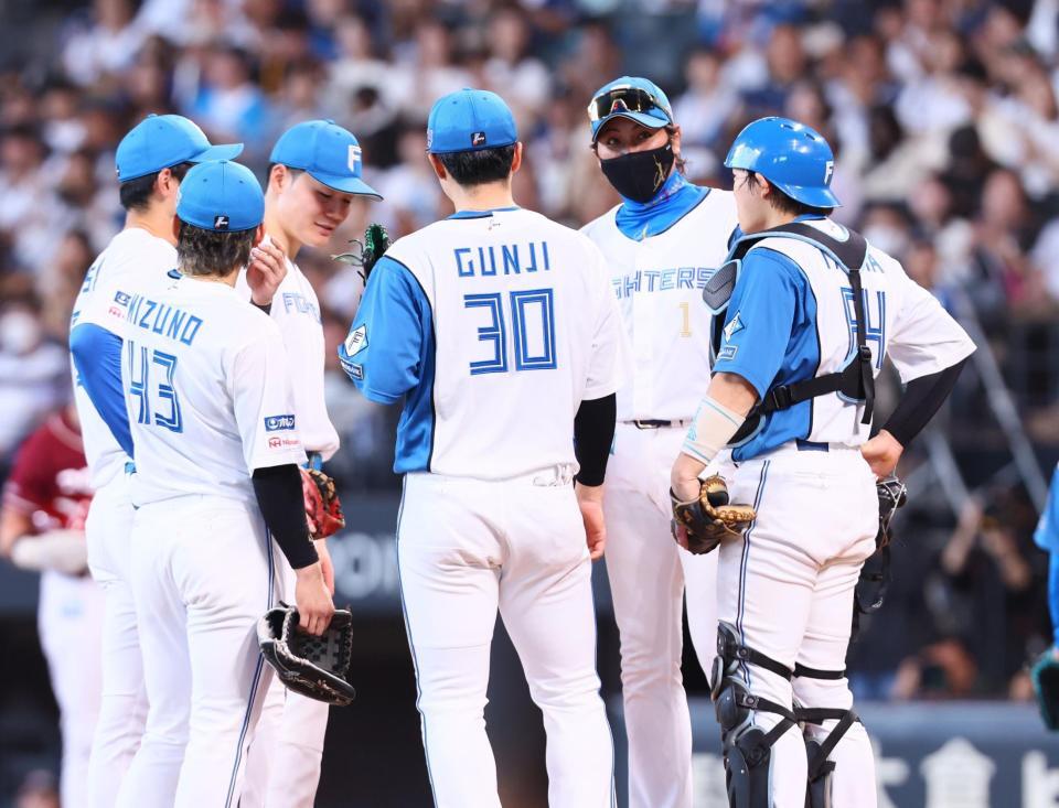 　５回、宮西の登板を告げマウンドに向かい、ナインに声を掛ける新庄監督（右から２人目）＝撮影・中島達哉