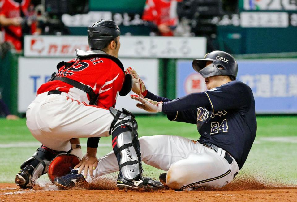 　３回、太田の左前打で二走紅林が先制の生還。捕手嶺井