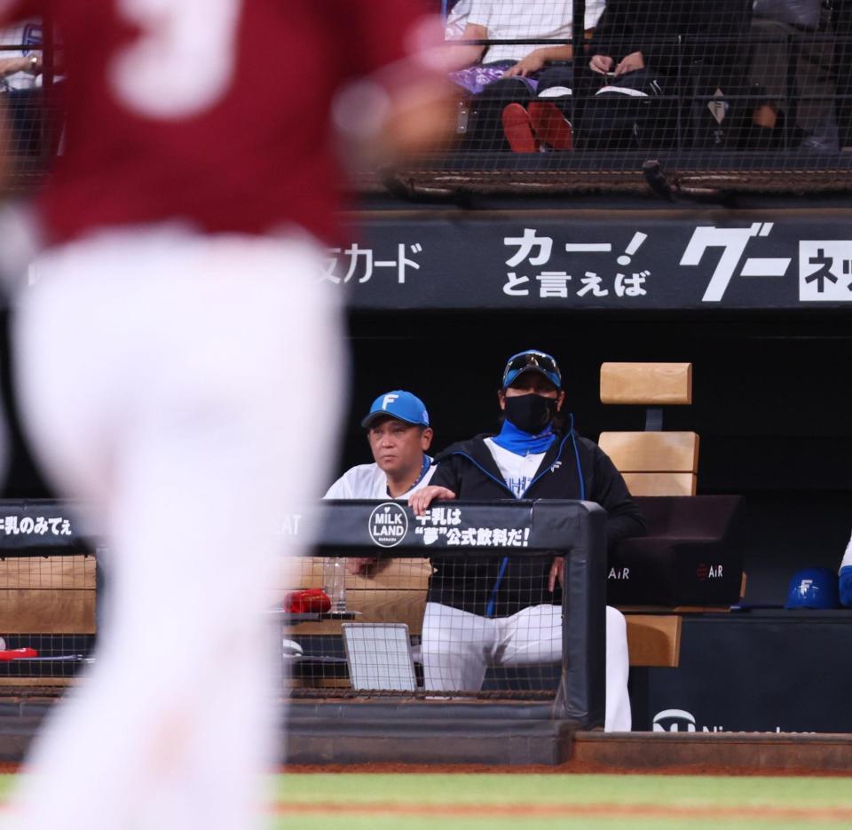 　８回、古林が浅村（左）に２ランを浴び、厳しい表情で見つめる新庄監督（撮影・中島達哉）