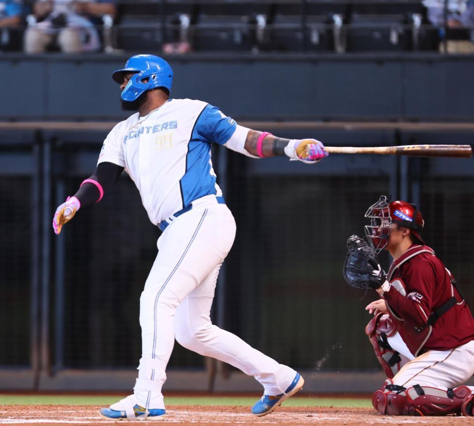 　４回、空振り三振を喫するレイエス（撮影・中島達哉）