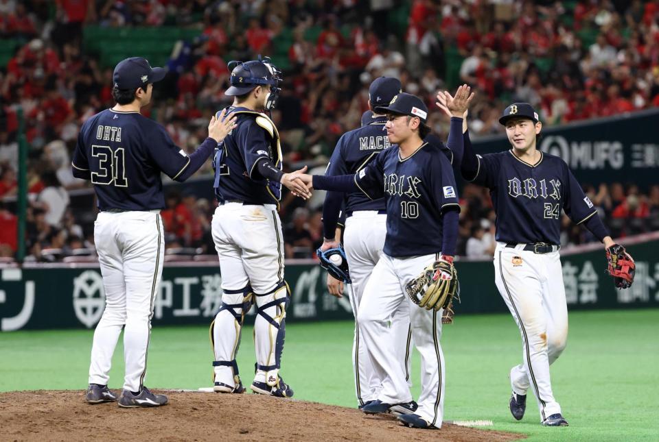 　ソフトバンクに４連勝し喜ぶオリックスナイン