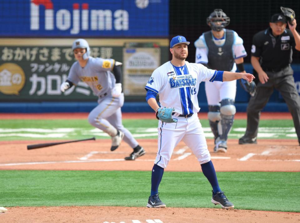 　２回、坂本（左奥）を遊直併殺打に打ち取るケイ（撮影・伊藤笙子）