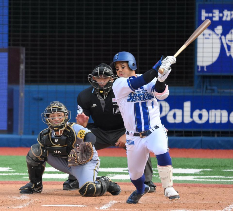 　５回、右前へ適時打を放つ桑原（撮影・伊藤笙子）