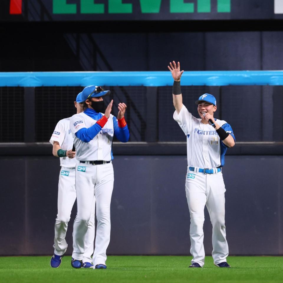 　本拠地最終戦セレモニーでマイクパフォーマンスをする清宮幸（右）＝撮影・中島達哉