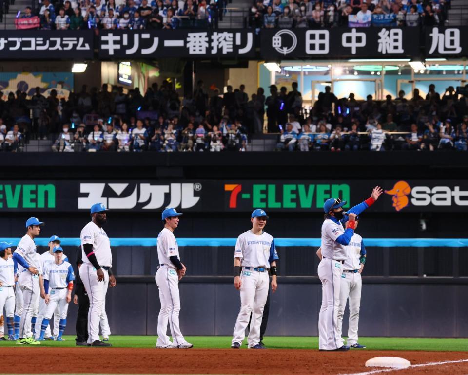 　本拠地最終戦セレモニーでスタンドのファンにあいさつする新庄監督（右から２人目）＝撮影・中島達哉