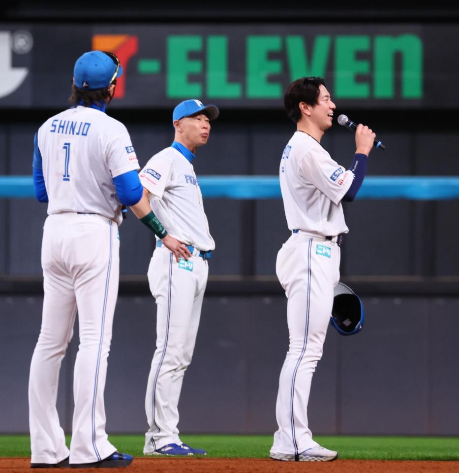 　スタンドのファンにあいさつする松本剛（右）＝撮影・中島達哉