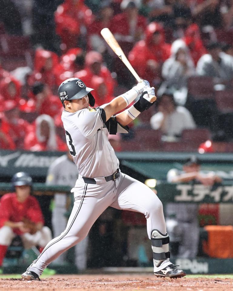 　５回、中前打を放つ石塚（撮影・市尻達拡）