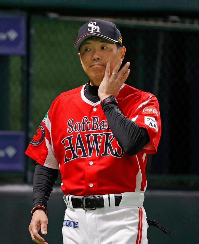 　選手交代を告げた小久保監督。オリックスに４連敗を喫した
