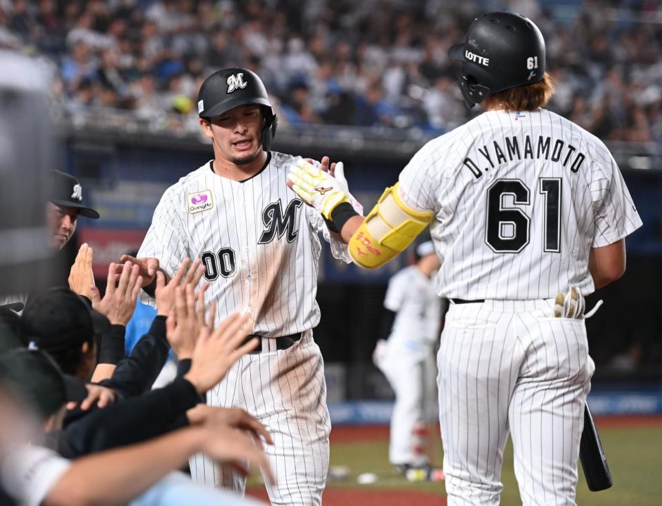 　２回、山本（右）の中犠飛で三塁から先制のホームに滑り込みナインとタッチを交わす池田（撮影・開出牧）