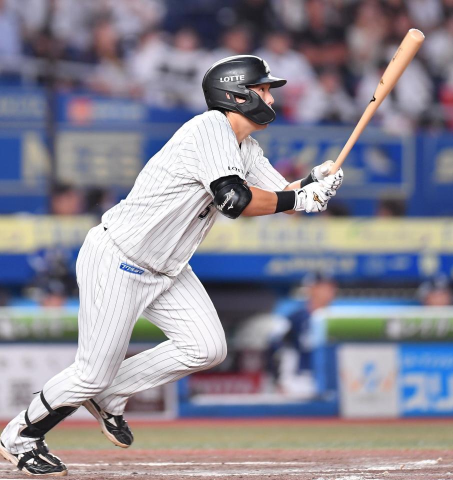 　４回、中越え二塁打を放つ安田（撮影・開出牧）