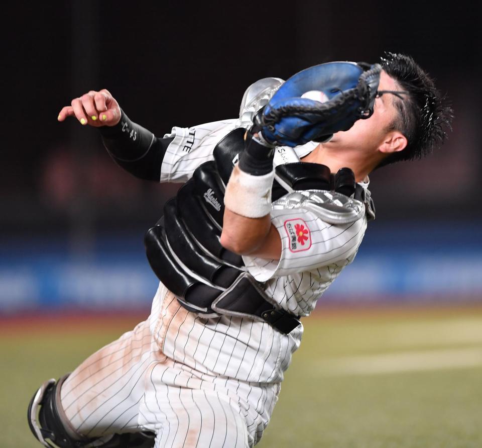 　９回、山村の捕邪飛をスライディングキャッチで好捕する植田（撮影・開出牧）