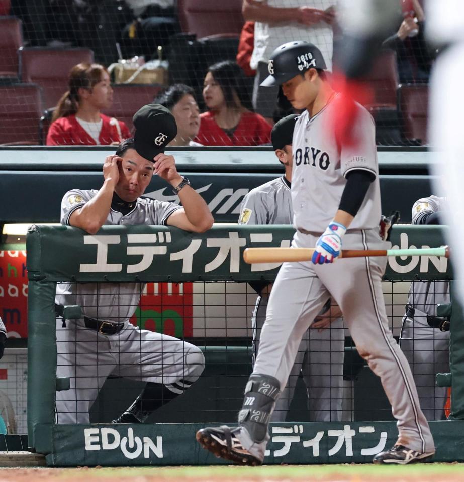 　８回、ベンチで頭をかく阿部監督（撮影・市尻達拡）