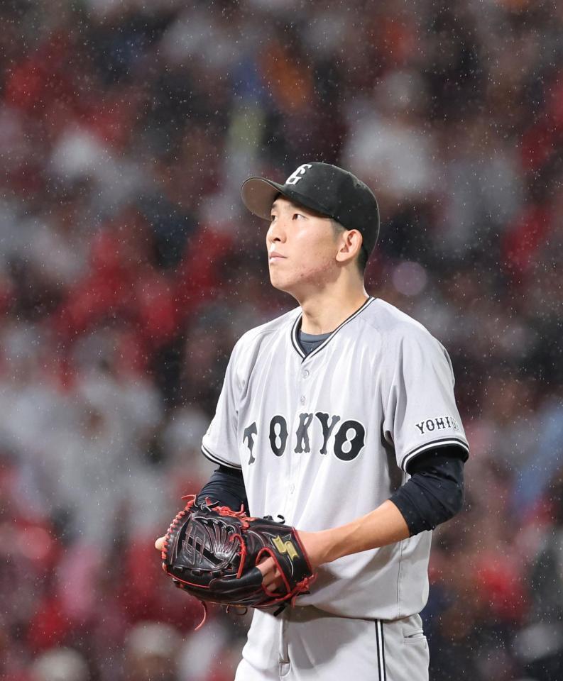 　１回、２失点し、遠くを見つめる戸郷（撮影・市尻達拡）