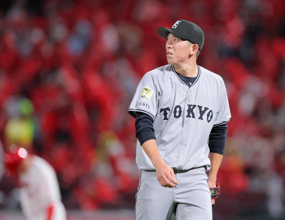 　２回に中村奨の２ランで追加点を許し、ベンチへ戻る戸郷