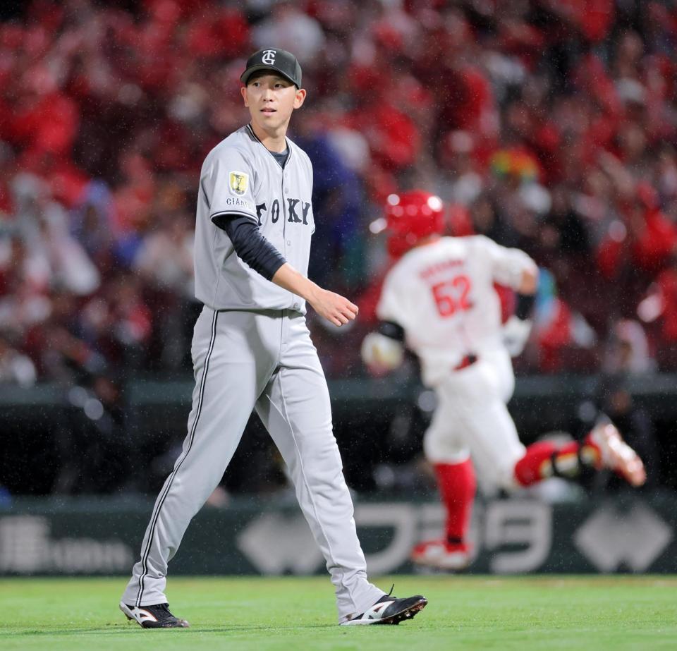 　１回、末包（奥）に先制の２点二塁打を許す戸郷