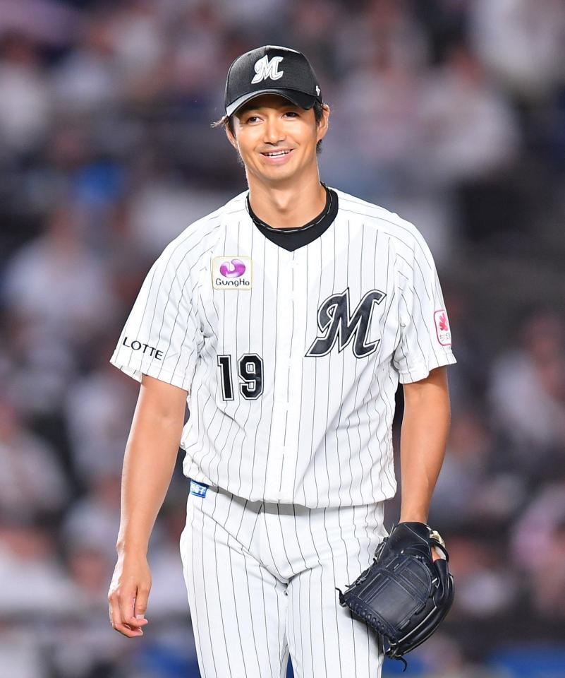 　７回、セデーニョを投ゴロに打ち取り笑顔を見せる先発・唐川（撮影・開出牧）