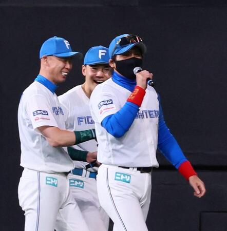 　本拠地最終戦セレモニーでマイクパフォーマンスをする新庄監督（右）＝撮影・中島達哉