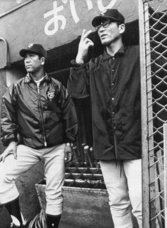 　チームを支える町田行彦コーチ（左）と巨人・国松彰コーチ＝１９７６年