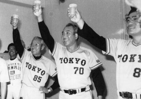 　イースタンＶ２、ジュニア日本選手権で日本一になった巨人・町田行彦２軍監督（中）＝１９９１年