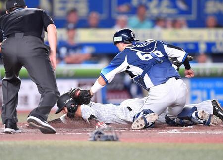 　３回、西川の左越え二塁打で一塁からホームに滑り込むもタッチアウトとなった友杉（下）。捕手・古市（撮影・開出牧）