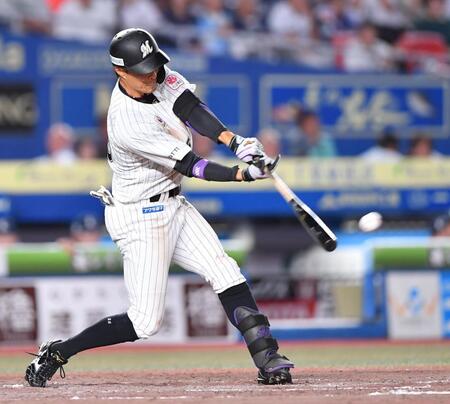 　５回、中前２点適時打を放つ岡（撮影・開出牧）