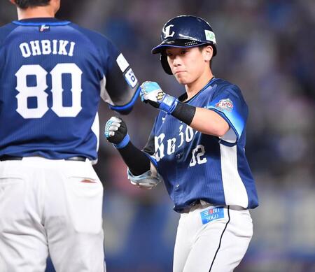 　７回、中前打を放ち大引啓次コーチ（手前）とタッチを交わす滝沢（撮影・開出牧）