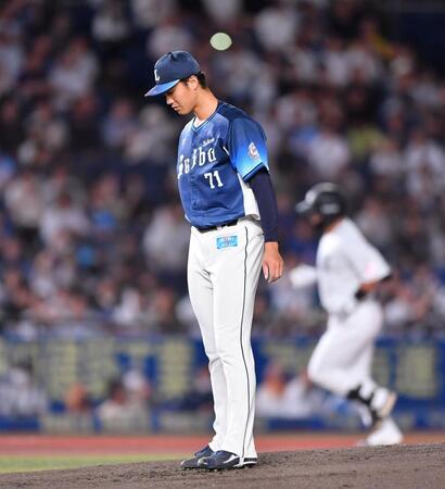 　２回、池田（後方）に先制の左越えソロを打たれ肩を落とす菅井（撮影・開出牧）