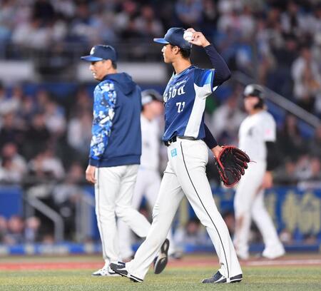 　６回、友杉に左前適時打を打たれ降板した菅井（手前）。左後方は投手交代を告げた西口監督（撮影・開出牧）