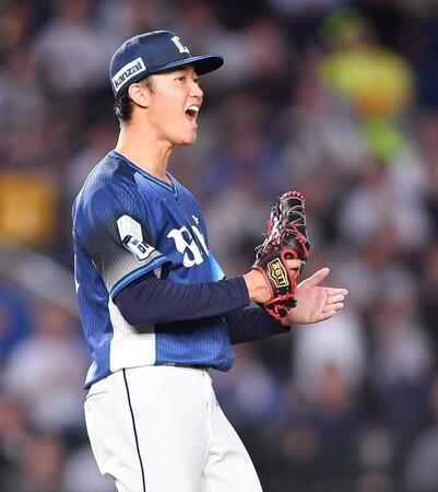 　４回、山本を遊ゴロ併殺に打ち取りグラブをたたく菅井（撮影・開出牧）