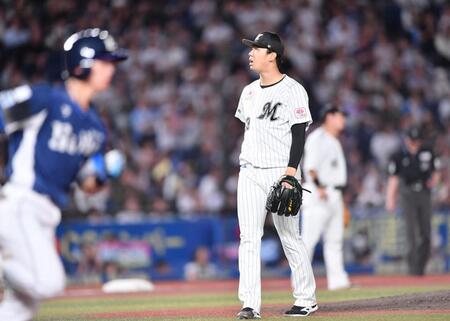 　７回、滝沢（左手前）に中前打を打たれ完全試合達成の夢破れた木村（撮影・開出牧）