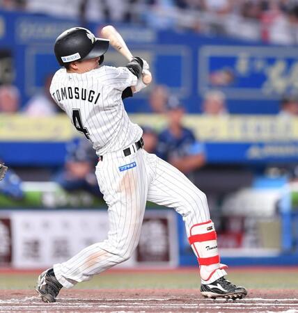 　６回、左前適時打を放つ友杉（撮影・開出牧）