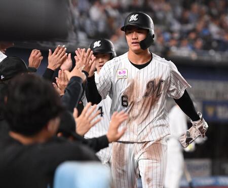 　５回、岡の中前適時打で二塁から生還しナインとタッチを交わす西川（手前）。後方は友杉（撮影・開出牧）