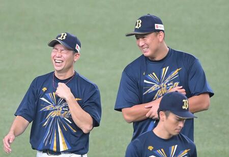 　近藤（左）と談笑する杉本＝２２年１０月