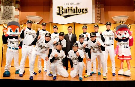 　オリックスの新入団会見。（上段左から）赤松幸輔、杉本裕太郎、佐藤世那、福良監督、吉田凌、赤間謙、塚田貴之、（中段左から）角屋龍太、青山大紀、大城滉二、鈴木昂平、（下段左から）近藤大亮、吉田正尚＝２０１５年１２月