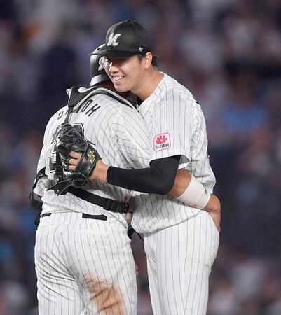 　プロ初完封勝利を挙げ佐藤（左）と抱き合う木村（撮影・開出牧）