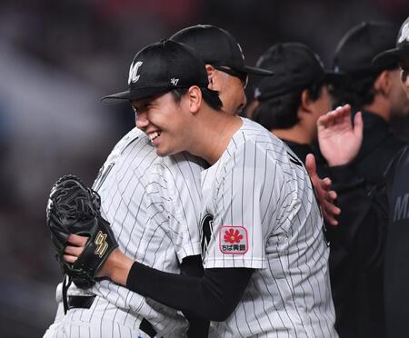 　プロ初完封勝利で今季３勝目を挙げ吉井監督（左）と抱き合う木村（撮影・開出牧）