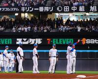 　本拠地最終戦セレモニーでスタンドのファンにあいさつする新庄監督（右から２人目）＝撮影・中島達哉