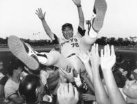 　５年連続優勝を決め胴上げされる巨人・町田行彦２軍監督＝１９９０年
